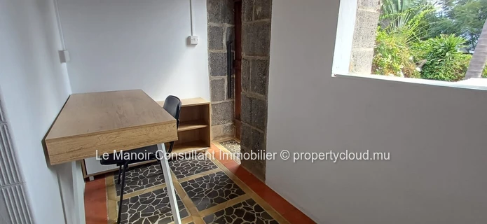 Ideal house for remote work with office, private pool, close to beach, shops and public transport.