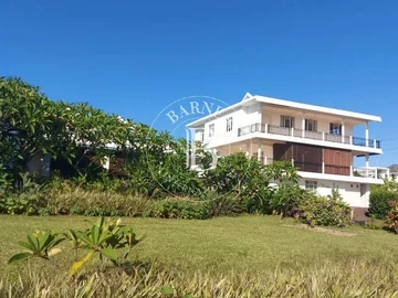 QUATRE-COCOS - Property of 2 villas on building plot - 10 bedrooms