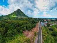 Splendid plot along the river in Cap Tamarin