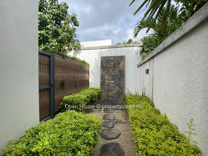 A VENDRE: villa PDS entièrement meublée  -  domaine prisé - 3 chambres en suite - piscine privée sur beau jardin  - s...