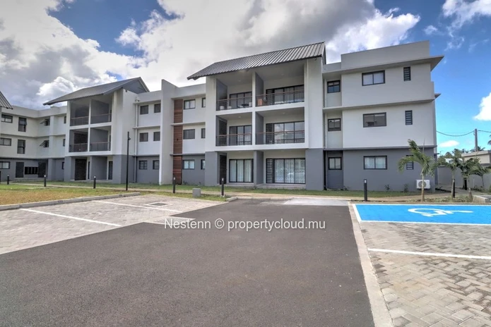 Modern 3-bedroom ground floor triplex apartment close to amenities.