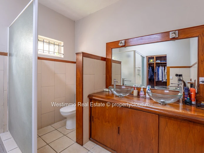 3-bedroom renovated house with office for rent in La Preneuse