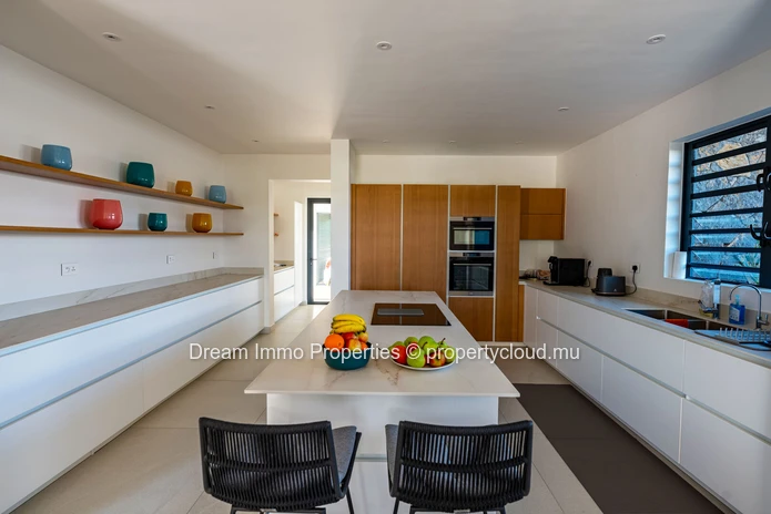 Modern 4-bedroom villa with golf view and private pool at Azuri Village – Mauritius