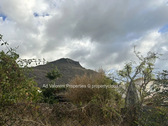 Terrain résidentiel de 1 064 m² à vendre à Rivière Noire