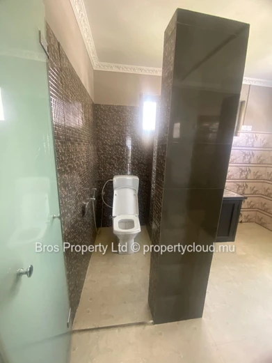 Maison à vendre - Rivière du Rempart | 7 500 000 Rs | Terrain de 7 perches