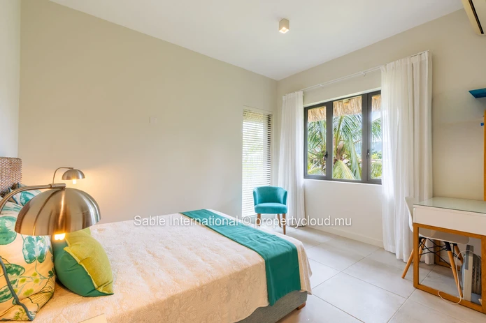 Penthouse PDS à vendre à Tamarin, Rivière Noire. Terrain de 210m², 3 chambres, piscine privée, vue rivière et montagne.