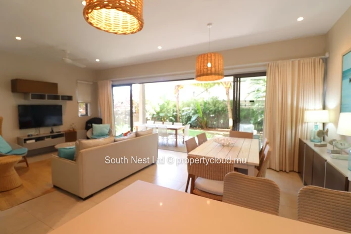 Modern 3-bed apartment with garden and private access to the beach of Pointe d'Esny.  