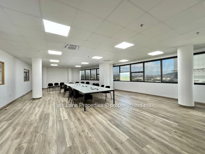 Bureau de 1 011 m² à louer à Ebène