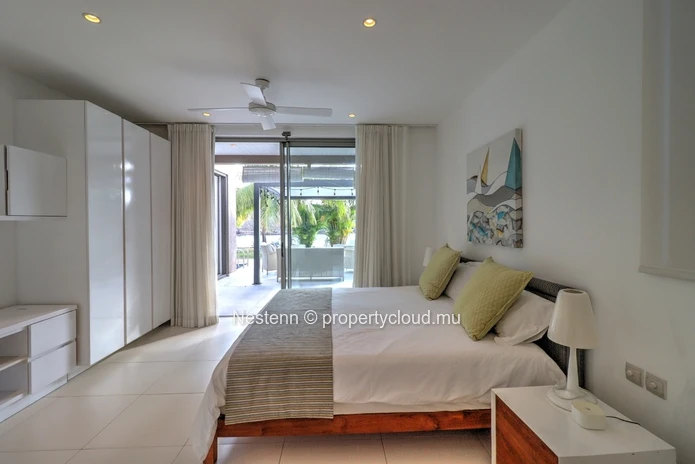 Spacieux et lumineux appartement de 300m2 avec jardin et piscine en bord de rivière