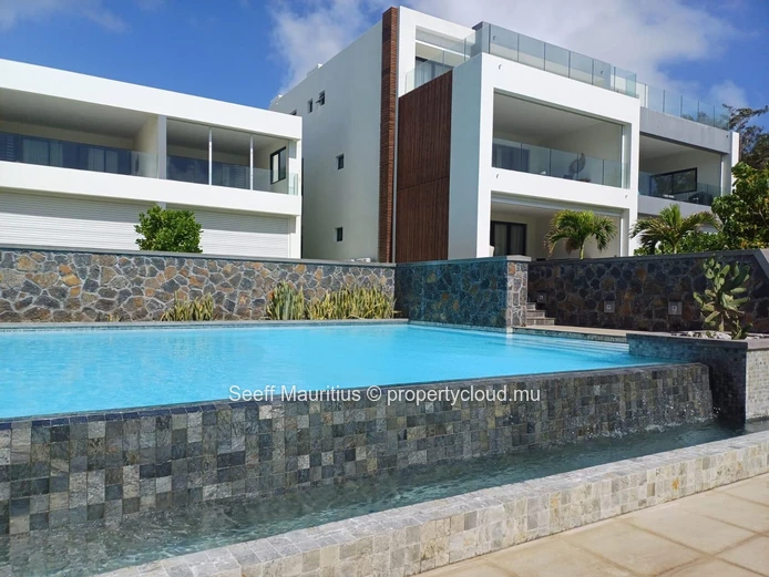 Beachfront Bliss: Luxury Apartment with Stunning Sea Views in Poste Lafayette 