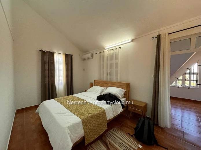 Villa contemporaine en duplex de 4 chambres dans un quartier calme.