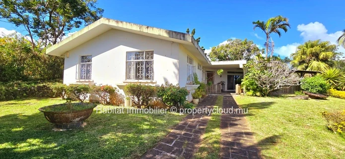 HOUSE TO RENOVATE This house of 250m2 on a plot of land of 888 toises is located in a highly residential area in Flor...
