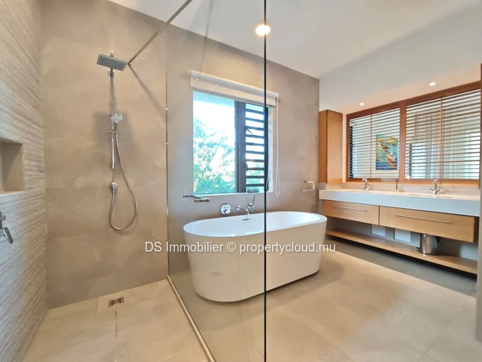 Location Prestigieuse Pieds Dans L’Eau – Résidence Privée, Pereybère, Nord