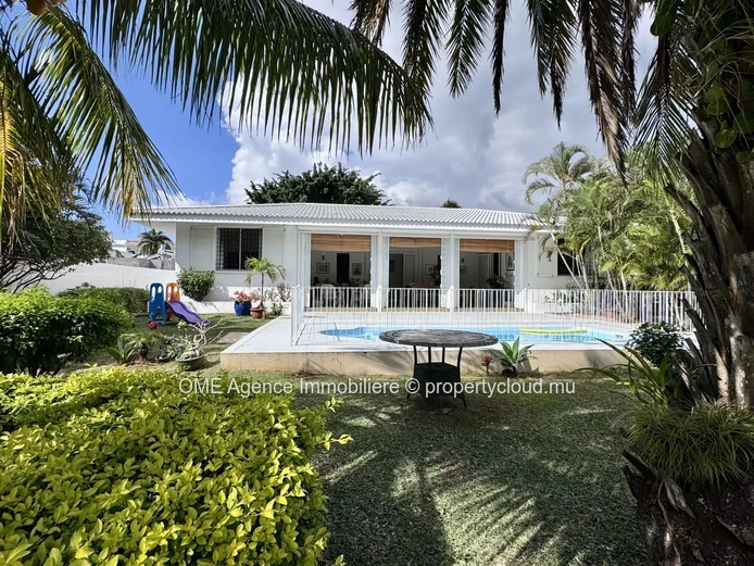 Authentique maison mauricienne sur un vaste terrain tropical avec piscine