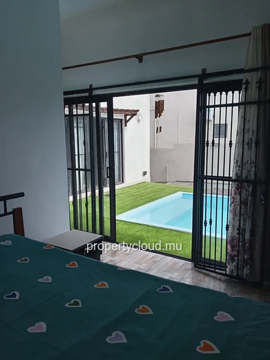 Découvrez cette superbe villa neuve et moderne, disponible à la location long terme (1 an minimum) à Calodyne, un emp...