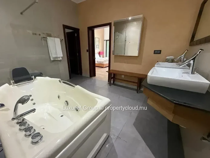 Elegant Contemporary 3-Bedroom Villa With Private Pool In Royal Park