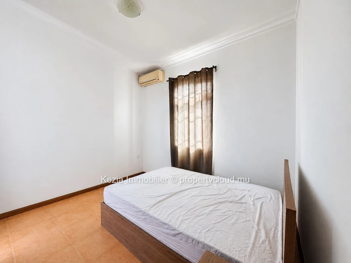 TRIPLEX WITH SWIMMING POOL AND GARDEN Discover this exceptional triplex that perfectly combines comfort and space. Id...