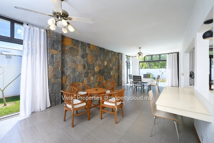Villa en face de la plage à louer à Belle Mare, 279m², 4 chambres, piscine privée, vue mer, Rs 95 000.
