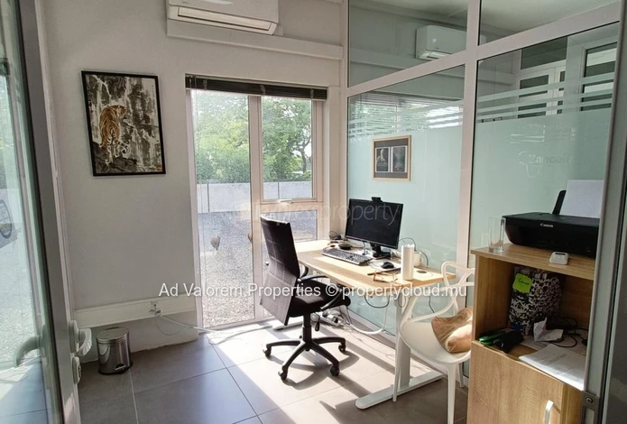 À louer – Bureau indépendant de 13m² (rez-de-chaussée)