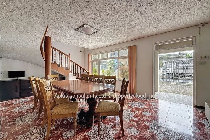 Maison meublée de 4 chambres à Rose Hill — Carrelages rétro, balcon et parking