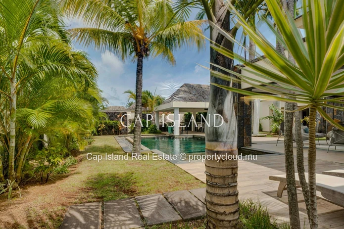 Tropical luxury in a 5-bedroom villa