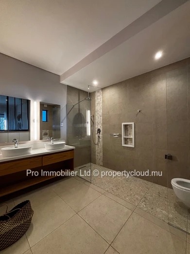 Discover this brand new spacious apartment located in one of the most sought-after morcellements of Belle Vue O Petit...