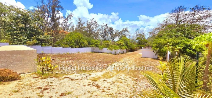 Unfurnished house of 290m² on a leasehold land of 680 toises with private access to the sea  at Poste Lafayette