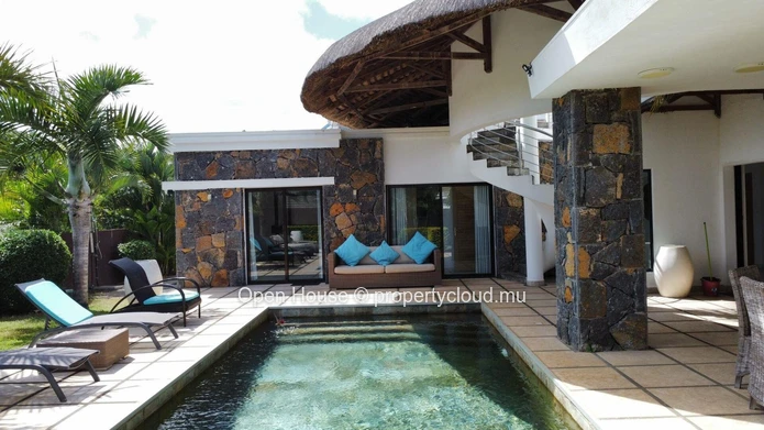 VILLA RES à vendre, Grand Baie, 350m², 4 chambres, bureau, piscine privée, 900m² de terrain, accessible aux étrangers...