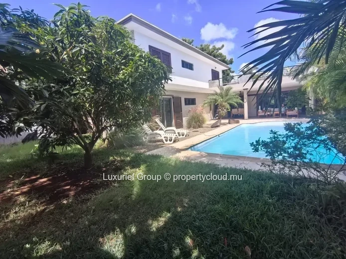Villa contemporaine à louer – Grand jardin et confort moderne