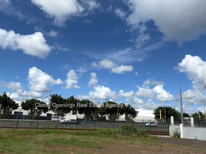 Terrain commercial 3 670 m² à Sodnac — bord de route, proche commerces