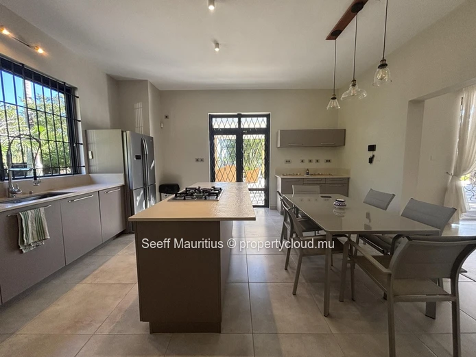 Magnifique Maison Familiale avec de Vastes Espaces de Vie Extérieurs.