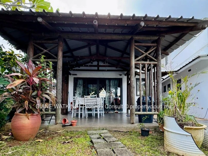 Spacieuse Villa Meublée de 6 Chambres avec Maison d’Amis, Piscine Privée et Jardin dans un Quartier Résidentiel Prisé