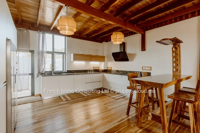 Superbe villa style chalet, 4 chambres en suites, piscine et jardin a grand baie chemin 20 pieds