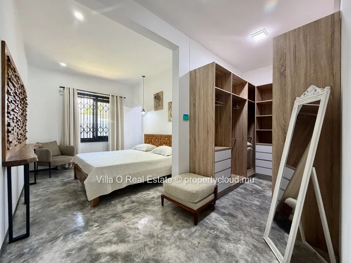 In a private neighborhood, close to the sea, this villa with modern architecture is bright and spacious. It offers in...