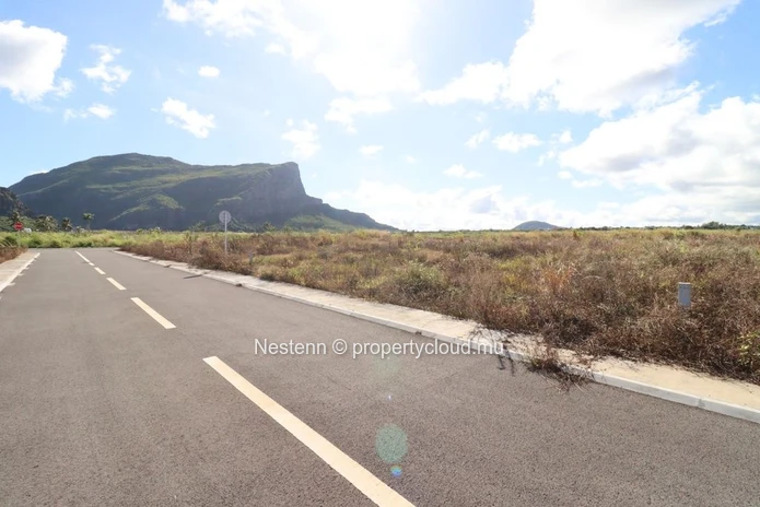 Exceptional residential plot with sea and mountain views. 