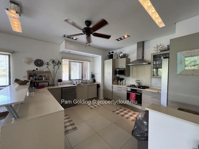 Penthouse de 4 Chambres en Bord de Rivière à Tamarin – Accès Direct à la Plage & Terrasse avec Jacuzzi Privé