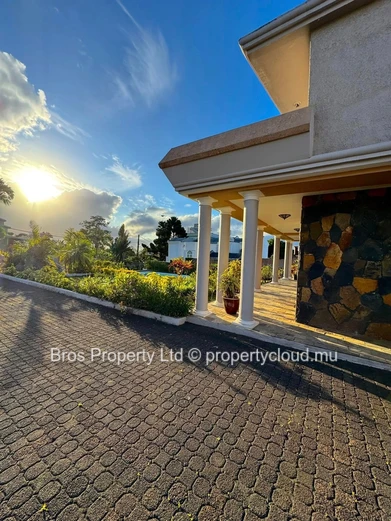 Villa 4 chambres à louer - Floreal, Curepipe | 110 000 roupies par mois | Terrain de 50 perches | 6 000 pieds carrés