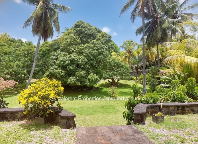 Propriété avec jardin d’exception sur 1 arpent – Bras d’Eau
