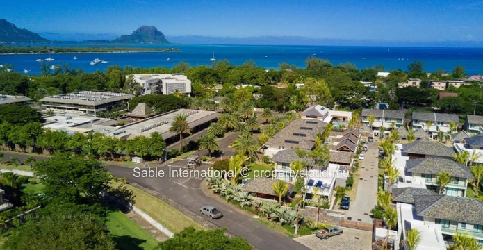 Villa PDS à vendre, Tamarin, 364m² habitables, terrain 669m², 3 chambres, piscine privée, accès mer, proche écoles