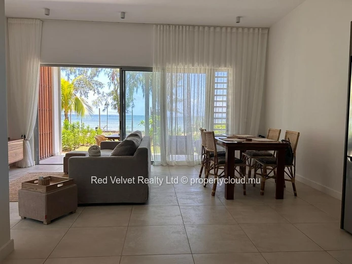 Appartement en bord de mer à louer à Grand Gaube | 3 chambres avec salles de bain attenantes | Terrasse et jardin