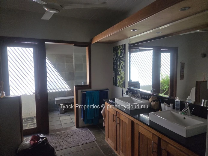 4-Bedroom Villa with Private Pool for Rent in Pereybere