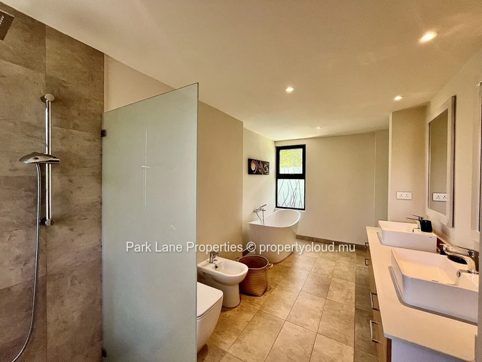 Luxueuse villa de golf contemporaine en vente meublée au sein de Heritage Villas Valriche