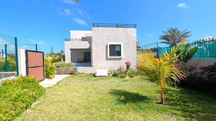 Dans une toute nouvelle résidence sécurisée, exclusive, avec un superbe jardin commun de 2000 m2, jolie maison avec j...