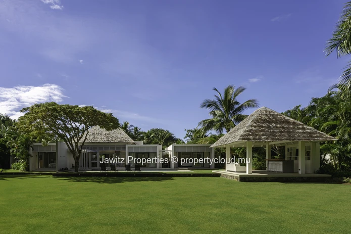A magnificent villa graced with a beautifully manicured garden!