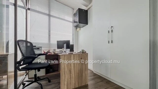 High exposure commercial building in the heart of Quatre Bornes – Exceptional visibility 