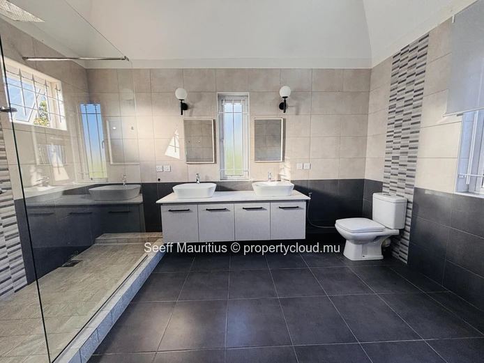 Spacieuse maison familiale avec piscine à Calodyne
