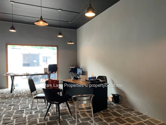 Batiment Commercial avec caractère sur la Route Royale (Mandat exclusif)