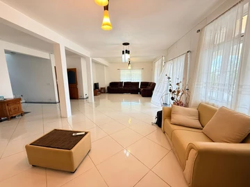 5 Bedroom Villa