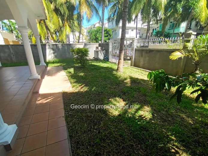 Flic en Flac Morc De Chazal à 5 mns de la plage Maison meublée de 6 càc 2 sdb sur 99 toises. Etage à compléter. (Mandat exclusif)
