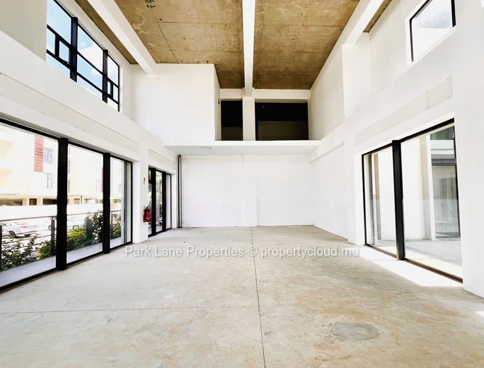 Modern Commercial Unit in Ebène - Ideal for Your Business